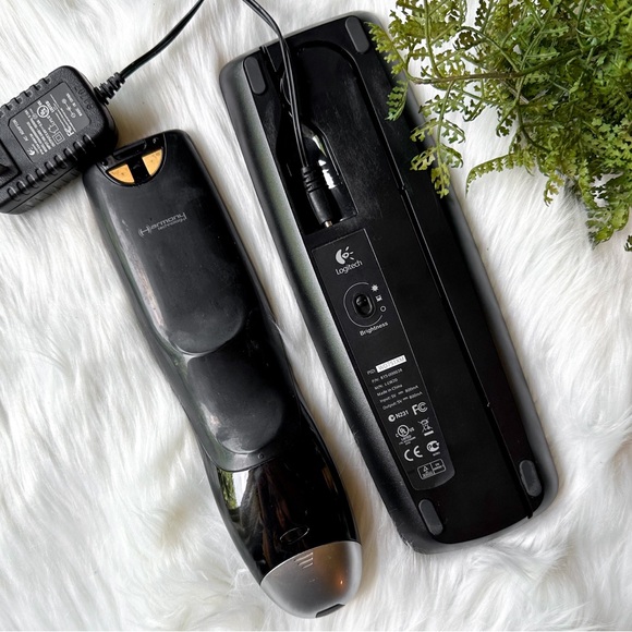 Logitech WD230XM Harmony One Universal Remote Control 815-000038 w/Charging Base - Picture 4 of 4